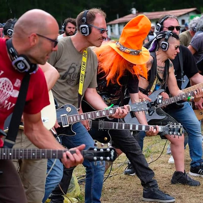 Concerto Rockin 1000 Rockin'1000 guitarists playing together with wireless headphones