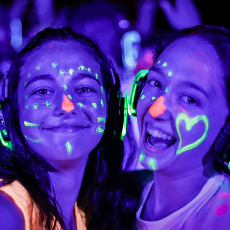 feste-silent-per-bambini Girls with neon makeup and silent disco headphones