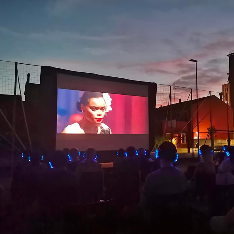 Silent cinema i Bologna med trådlösa hörlurar från Silentsystem