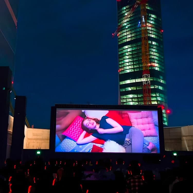 Outdoor movie night with Silentsystem wireless headphones - City Life