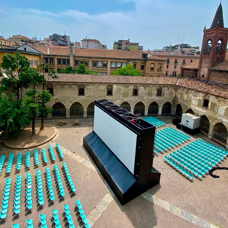 Dual-screen cinema with Silentsystem wireless headphones