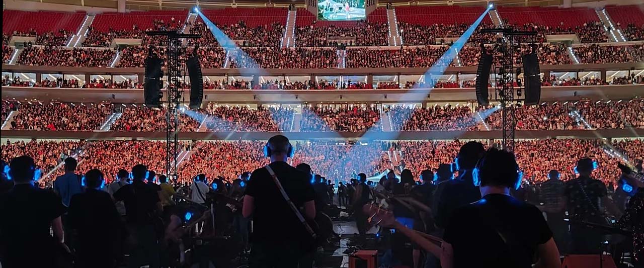 chi-siamo-silentsystem Arenakonsert där publiken bär hörlurar från Silentsystem