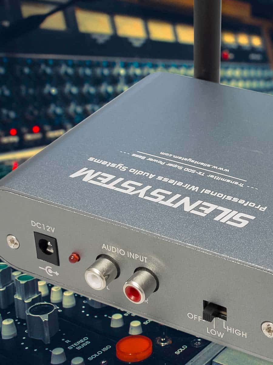 trasmettitoTrasmettitori Silent Silentsystem RF-sändare ansluten till en mixer