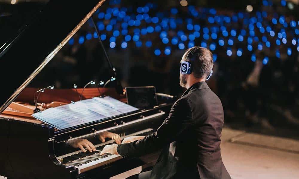 yamaha silentconcert Pianist in headphones performing for an audience in headphones