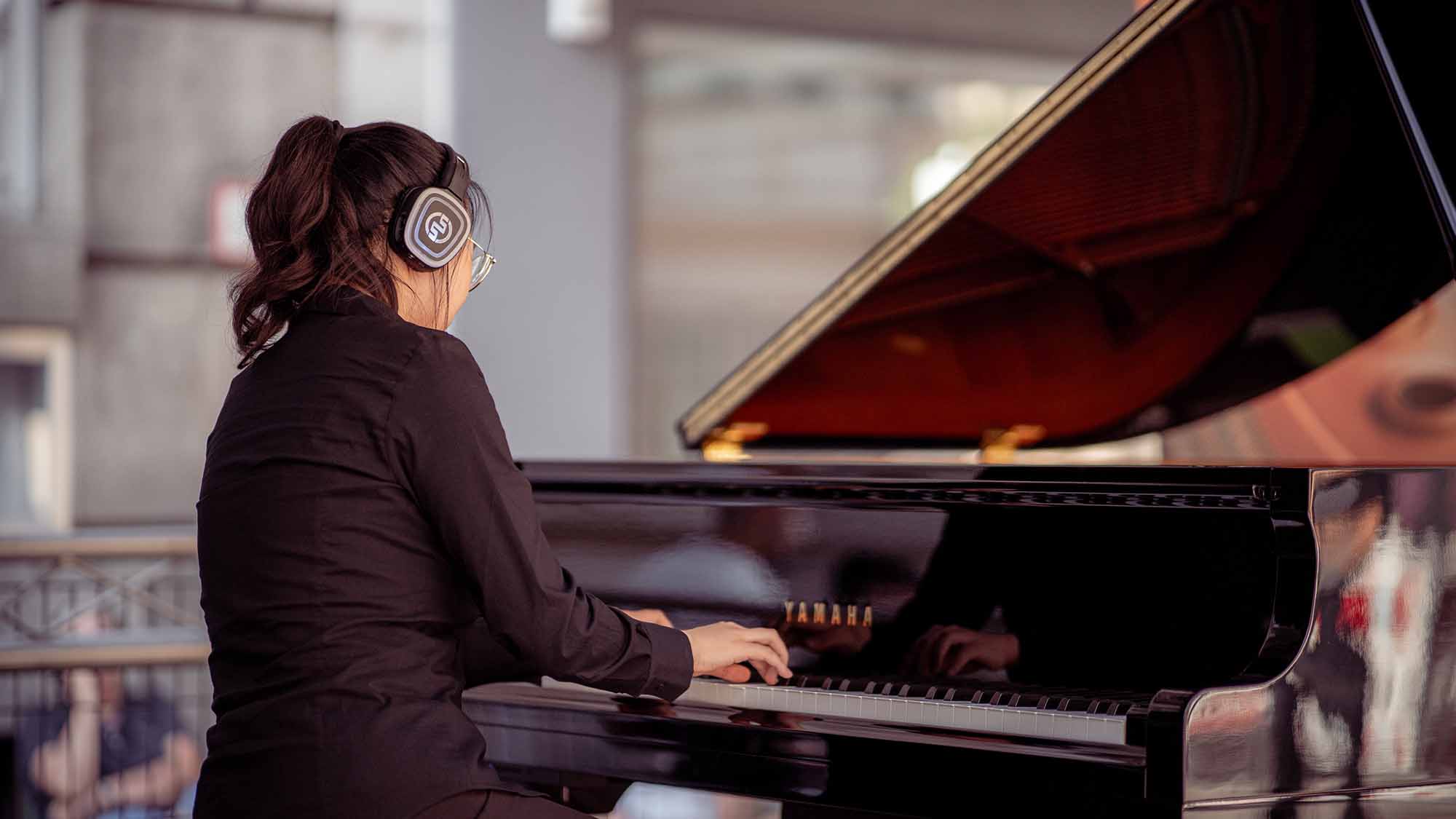 Pianista con pianoforte Yamaha Silent e cuffie wireless Silentsystem Pianokonserter med trådlösa hörlurar: den kompletta guiden